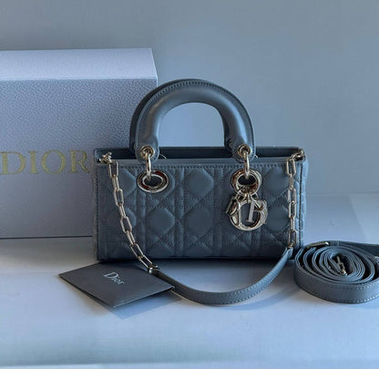 Dior 
Master🌺🌺
    17Cm 250 dhs💛
    22Cm 290 dhs💛
With Box Quality

Zain131
♥️♥️♥️