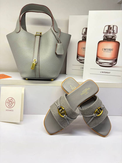 Hermes Bag + Slipper
160 dhs✅
Size 36…..41 
Size bag,15*20*19cm

Zain161
♥️♥️♥️