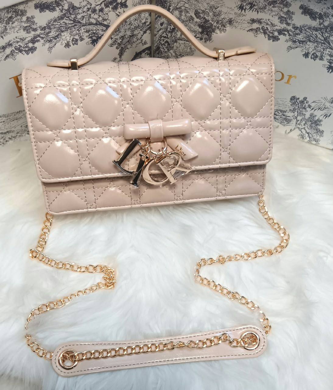 Dior

New arrival 
22cm
120 dhs🇦🇪🇦🇪

with box

Zain118
♥️♥️♥️