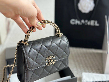 Chanel 
good quality, comes 

with box, 
🎁🎁🎁
size，16* 13 cm 
75 dhs🪙💕

Zain12
♥️♥️♥️