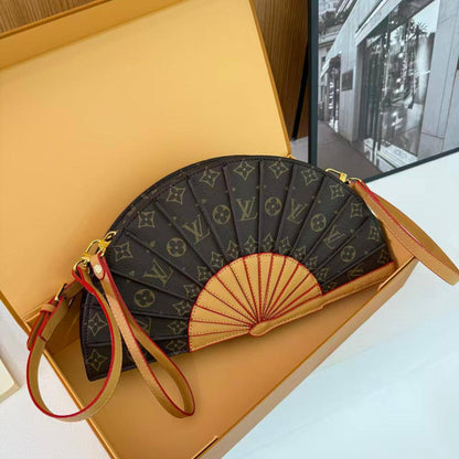 LV
95 dhs🪙

with box
🎁🎁🎁

size 36×9×4.5cm

Zain213
♥️♥️♥️