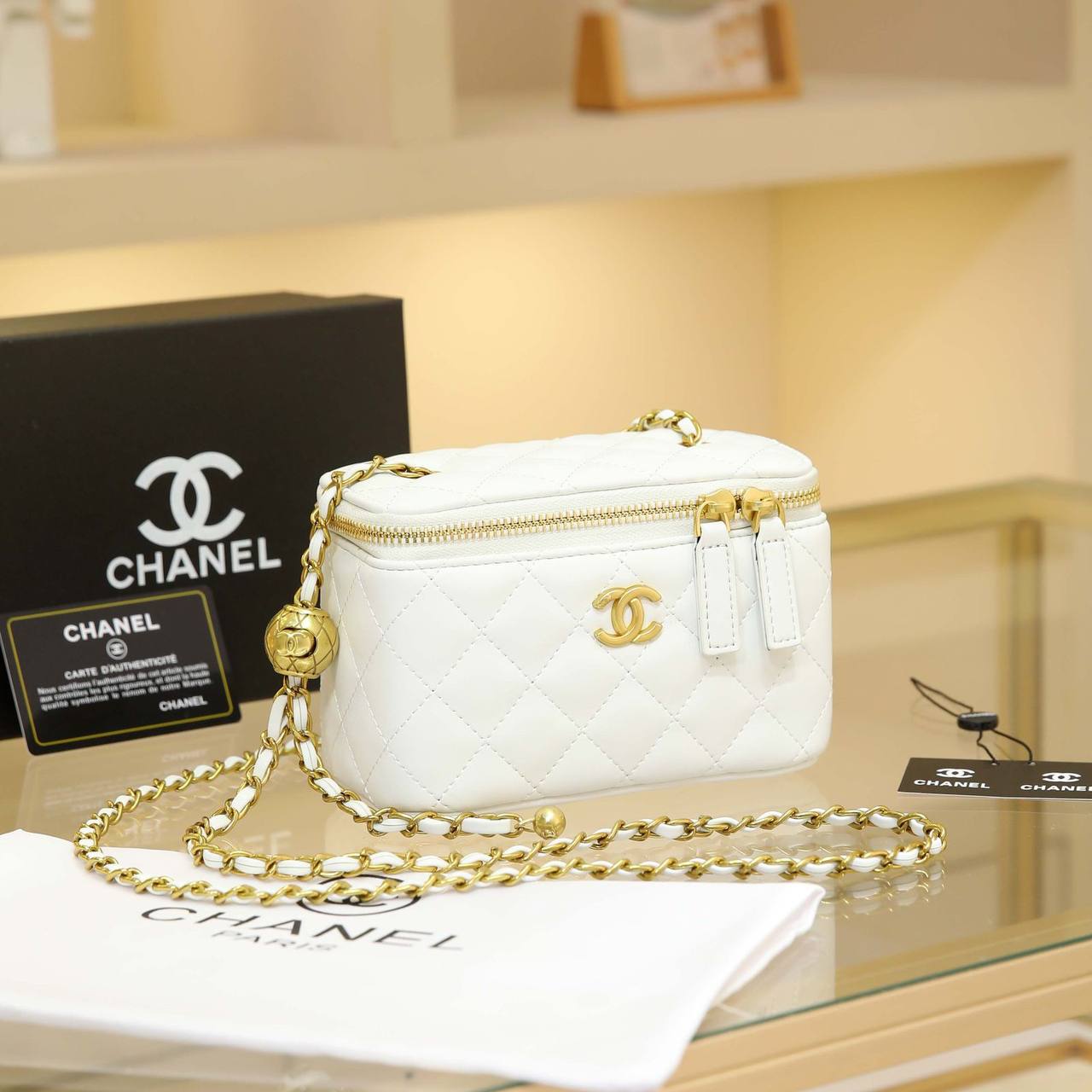 Chanel
❤️
100 dhs✅ 
Good  quality
Size：17cm

With  box
🎁🎁🎁

Zain74
♥️♥️♥️
