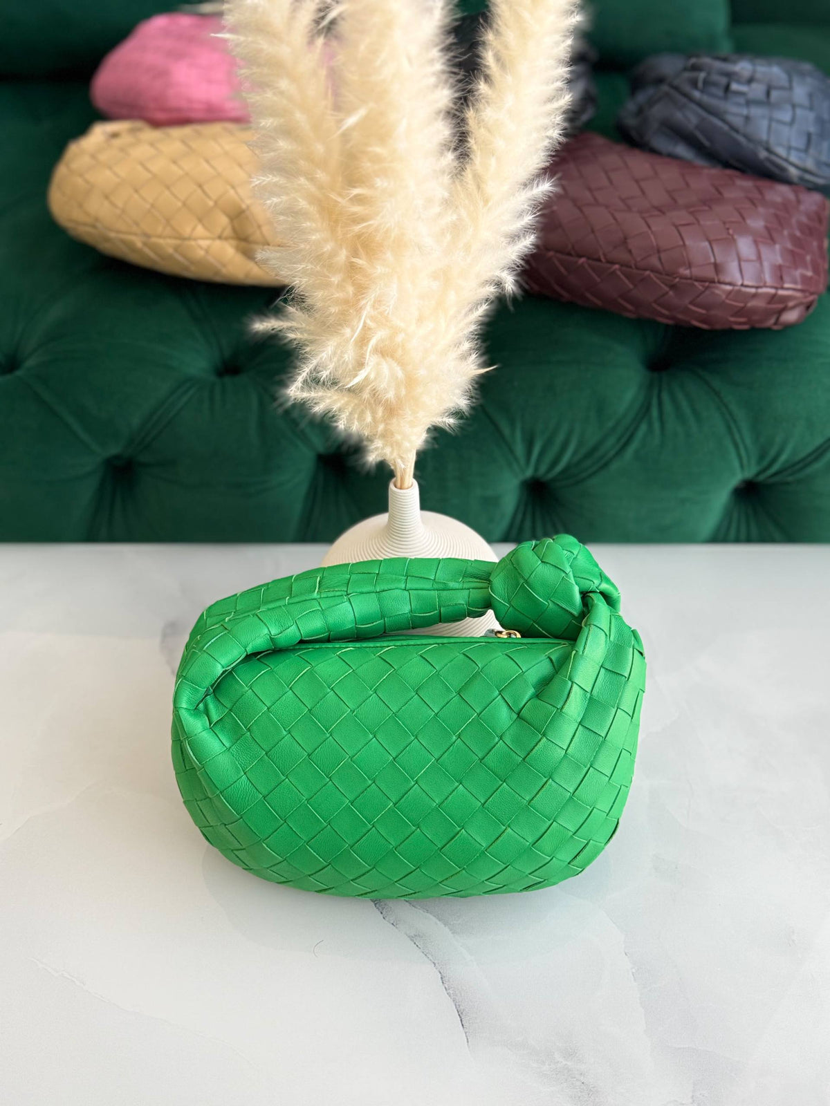 BOTTEGA
Size- 23Cm
Available original box 📦 
With full packing 🎀🎀
Super high quality 💥💥

For Price 👇 WhatsApp✅
0568585901 
0507557372
0552275751 Owner Zain 👌

Zain283
♥️♥️♥️