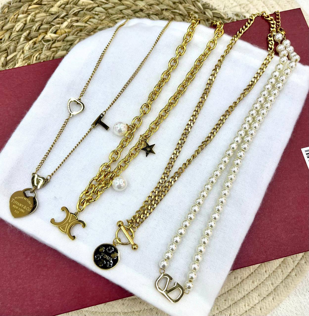 Stainless steel 🔥*
Non tarnish 💯
Necklace ❤️‍🔥
Bracelet 🌸
One piece 
With black boxes 📦 
20 dhs🪙🌨️
With normal boxes 🗃️ 
And paper bag🛍️
30 dhs🪙🌨️

Zain216
♥️♥️♥️
