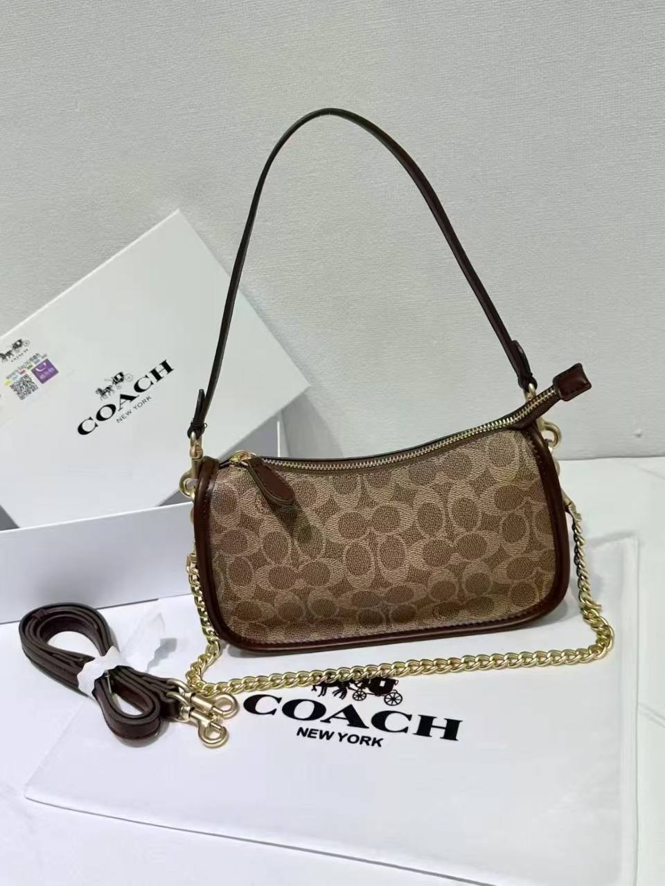 COACH
Best quality 

WITH BOX
🎁🎁🎁

90 dhs✅
size 24CM

Zain290
♥️♥️♥️