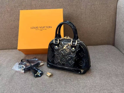 LV
85 dhs🪙🌨️
with box
🎁🎁🎁

size 20cm

Zain26
♥️♥️♥️