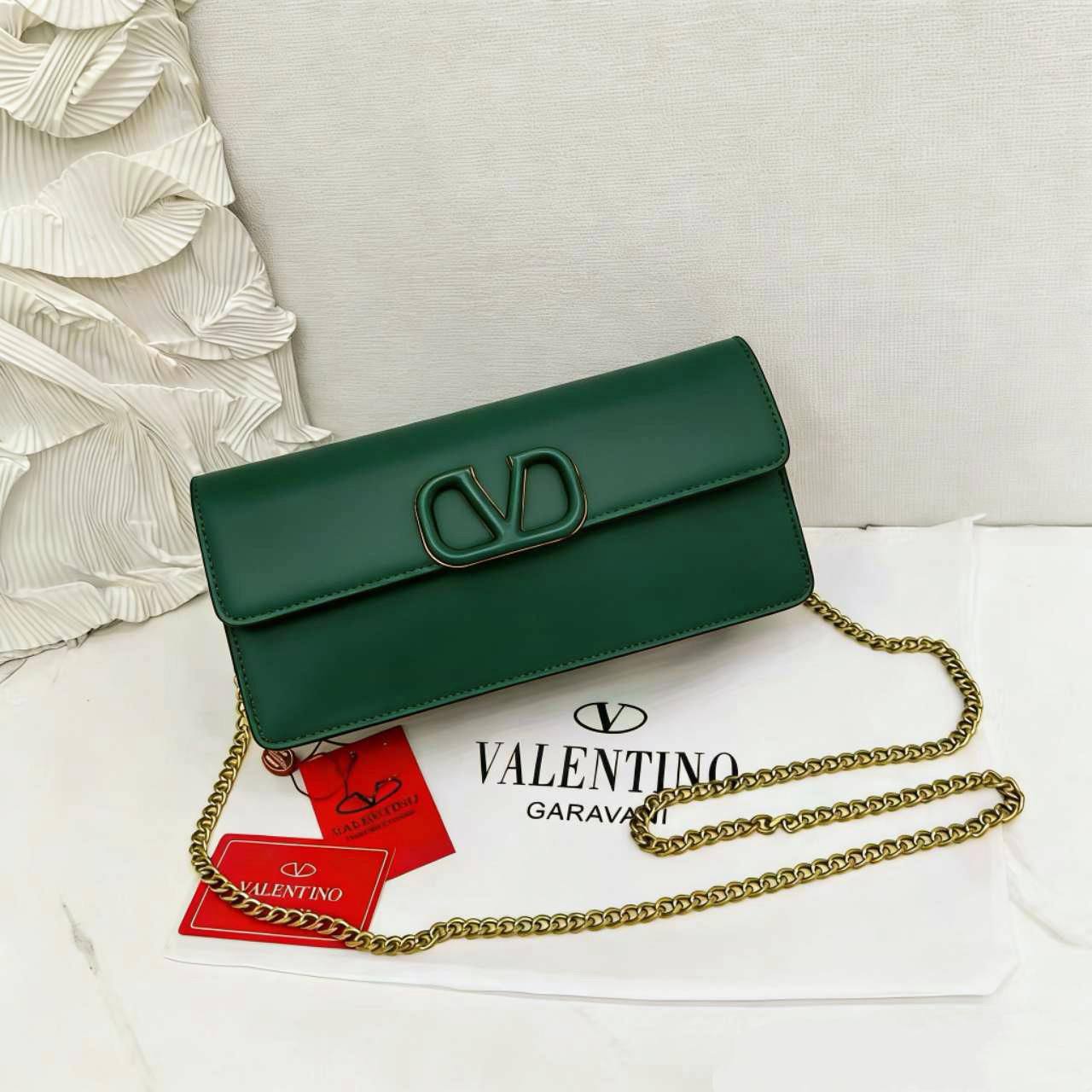 VALENTINO
GOOD QUALITY 
BIG SIZE 


WITH BOX 
🎁🎁🎁

120 dhs✅

Zain39
♥️♥️♥️