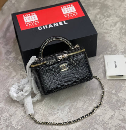 Chanel
with box 

High quality 
350 dhs✅

Zain175
♥️♥️♥️