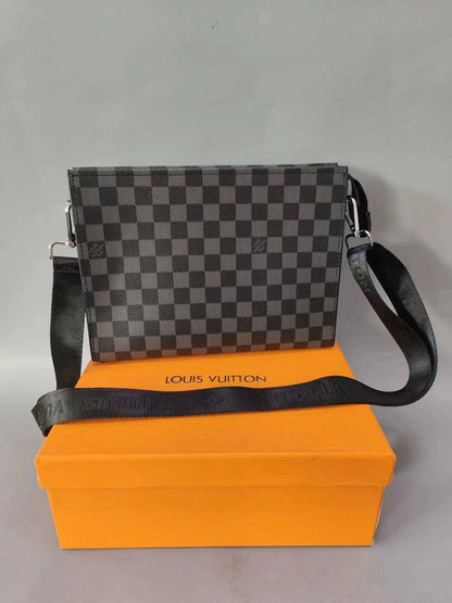 LV 
clutch with belt

Size: 26cm

With box 
🎁🎁🎁

65 dhs🗽

Zain50
♥️♥️♥️