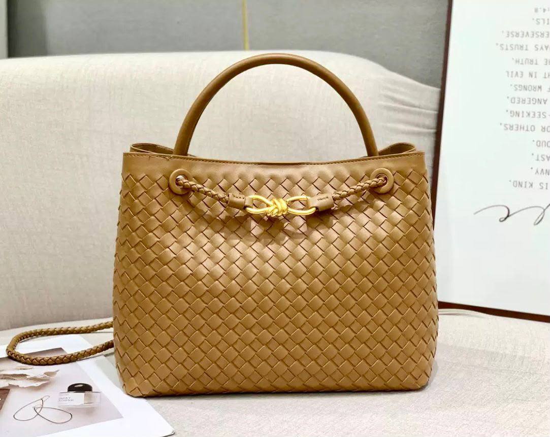 BOTTEGA 

NEW CAME 

HIGH QUALITY 

120  DHS……
32cm

Zain39
♥️♥️♥️
