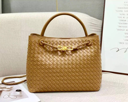 BOTTEGA 

NEW CAME 

HIGH QUALITY 

120  DHS……
32cm

Zain39
♥️♥️♥️