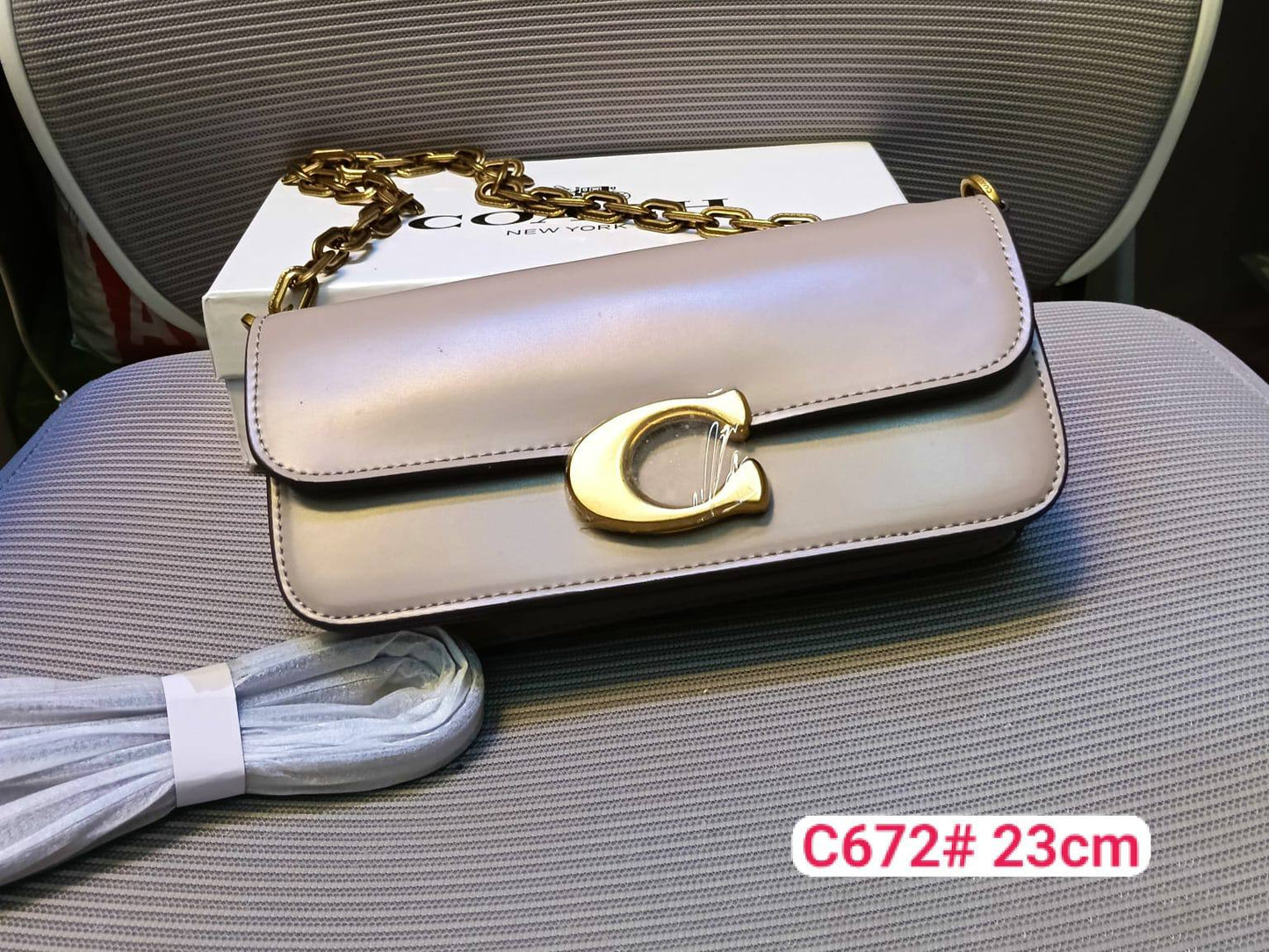 Coach
100 dhs✅
with box
C3100#  22cm
C672#    23cm

Zain26
♥️♥️♥️