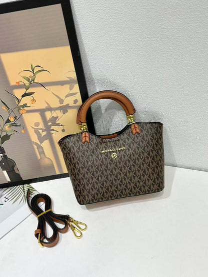 MK
100 dhs🇦🇪🇦🇪

SIZE：18cm

Good-quality 

with box
Zain35
♥️♥️♥️