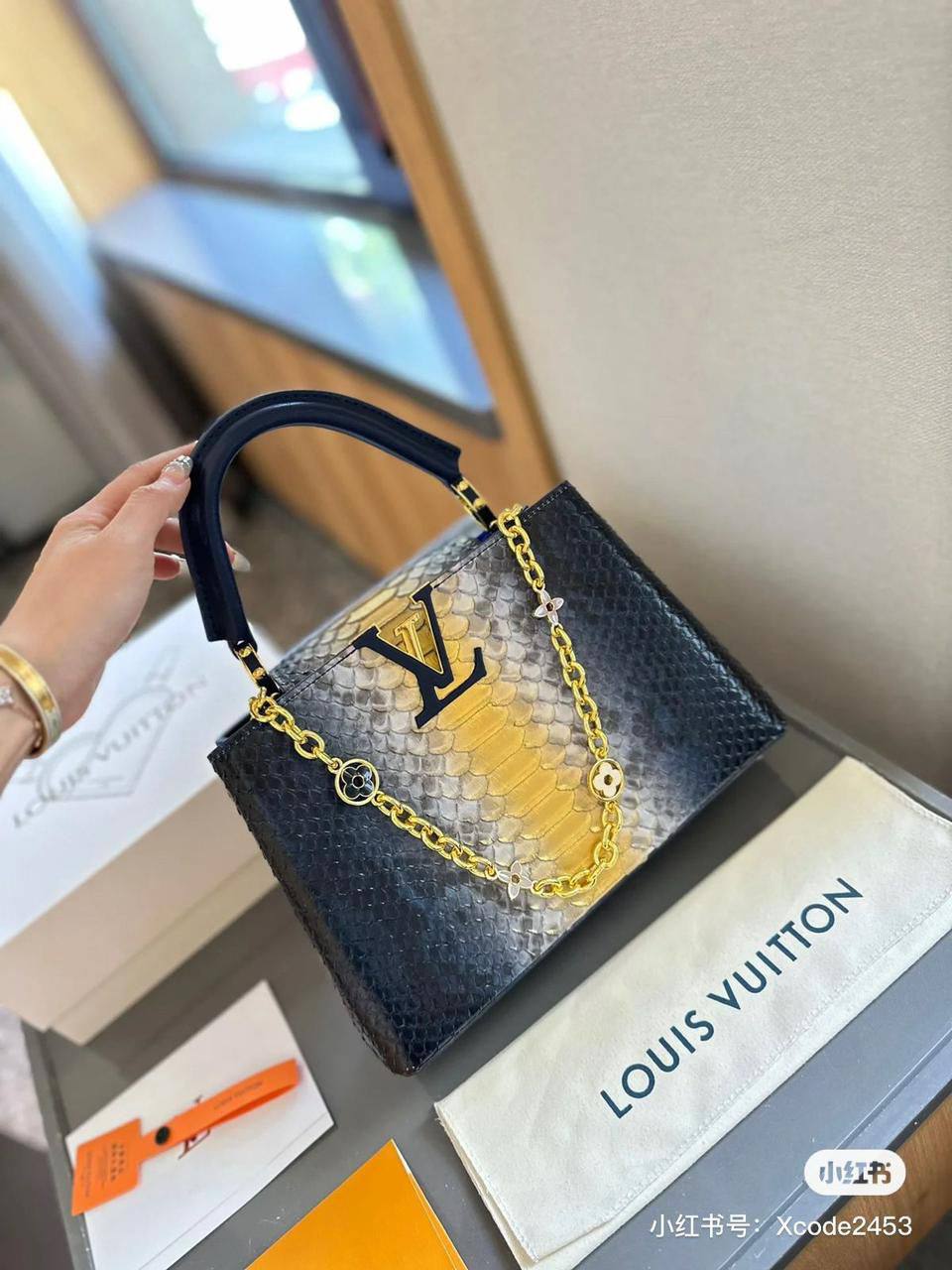 LV
LV TOP QUALITY 
420 dhs❤️

WITH BOX…
🎁🎁🎁

#27cm…😍❤️

Zain228
♥️♥️♥️