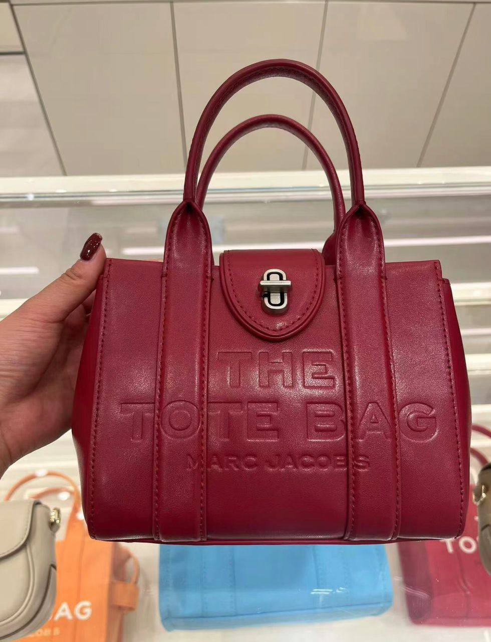 Marc Jacobs
115 dhs❣️
SIZE：18cm
High-quality 

with box
🎁🎁🎁

Zain35
♥️♥️♥️