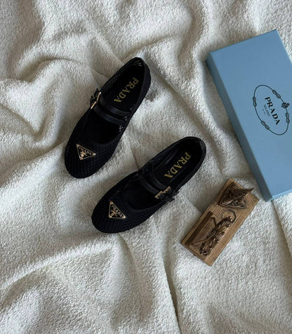 New.  Prada shoes

   Size  .  36.  to 41

115 dhs🪙🌨️

Zain80
♥️♥️♥️