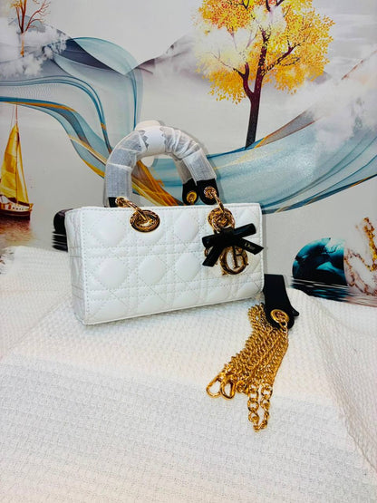 Dior
Best quality 

with box
🎁🎁🎁

155 dhs✅
size 22CM

Zain290
♥️♥️♥️