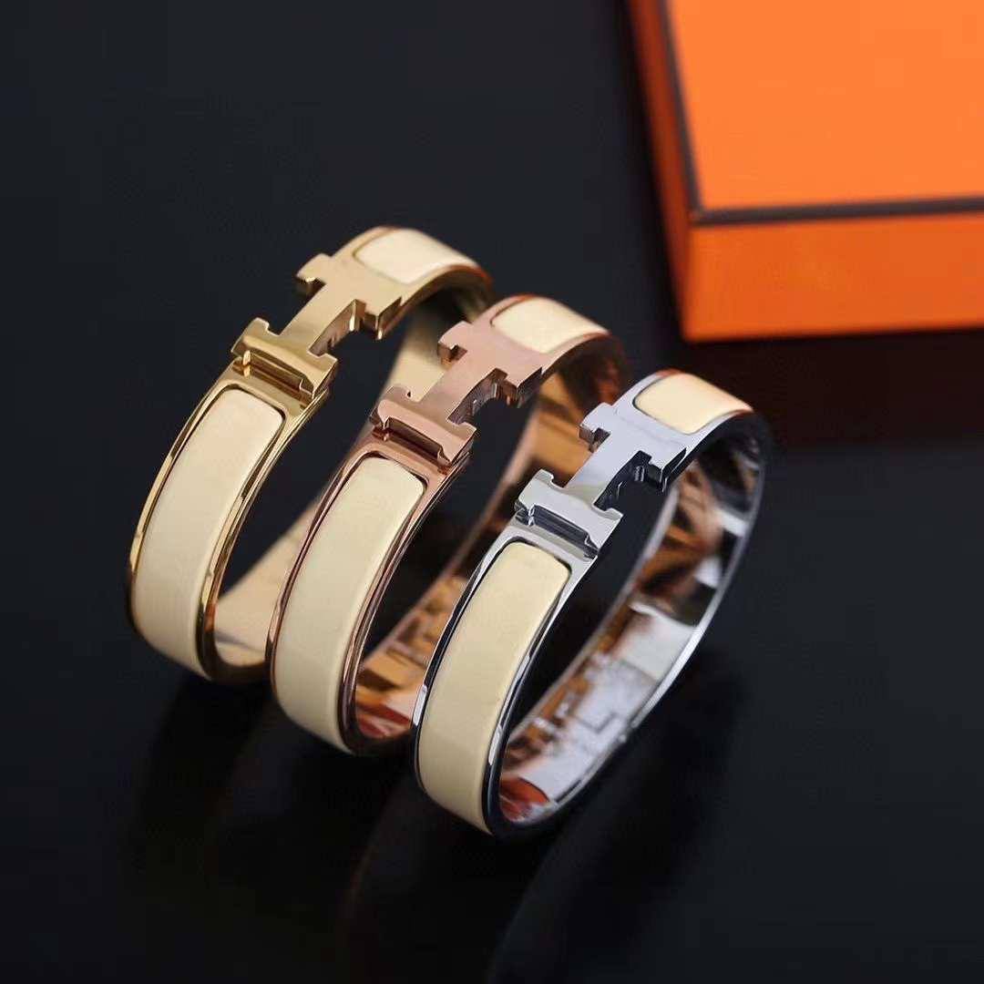 GOLD 
ROSE GOLD
SILVER
BANGLE HERMES 
MASTER✨💫
60 dhs✅✅
 EACH WITH BOX AND PAPER BAG🎁🛍️

Zain89
♥️♥️♥️