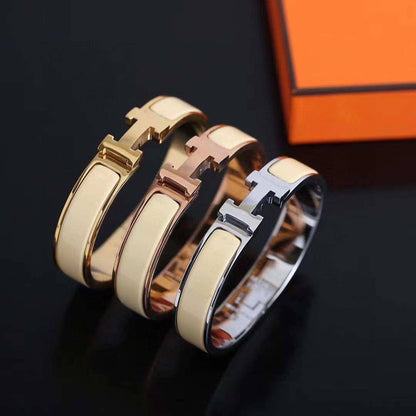 GOLD 
ROSE GOLD
SILVER
BANGLE HERMES 
MASTER✨💫
60 dhs✅✅
 EACH WITH BOX AND PAPER BAG🎁🛍️

Zain89
♥️♥️♥️