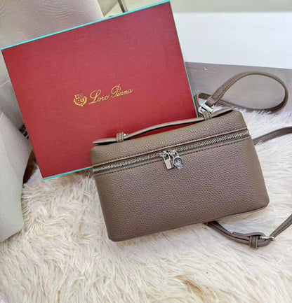 LORA PIANA 
GOOD QUALITY 
WITH BOX 
100 dhs🇦🇪🇦🇪

Zain295
♥️♥️♥️