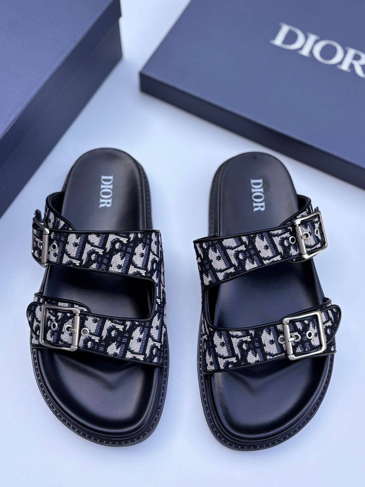 Dior slipper (men)
120 dhs💓
Size 40-45

Zain55
♥️♥️♥️