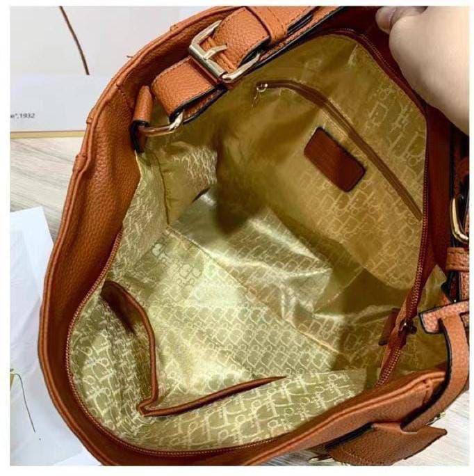 Dior 2 in 1

1⃣️ First quality

Size : 35 * 17 com
105 dhs🇦🇪🇦🇪

Zain115
♥️♥️♥️