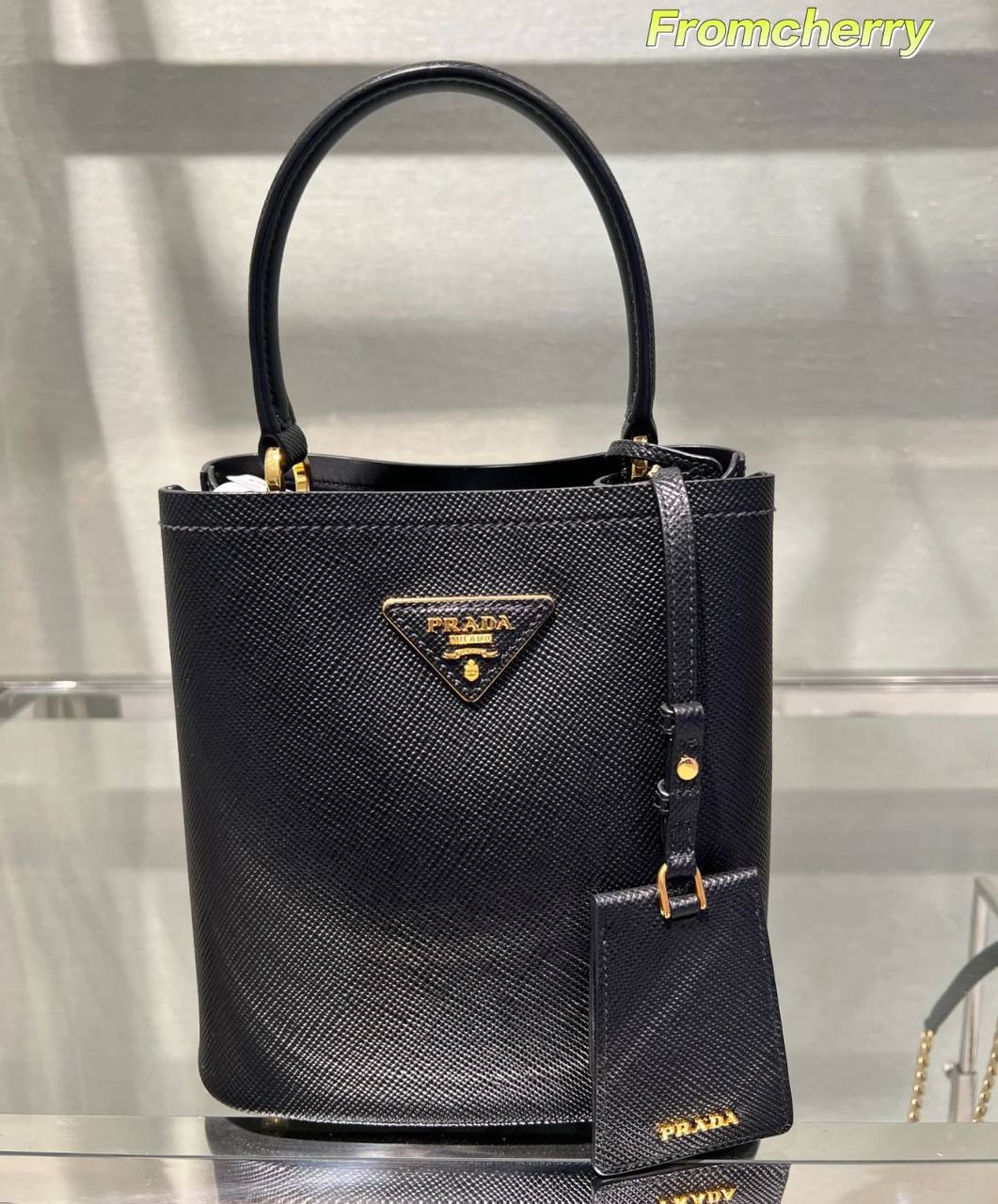 Prada
115 dhs✅

Good-quality 

with box
🎁🎁🎁

Zain35
♥️♥️♥️