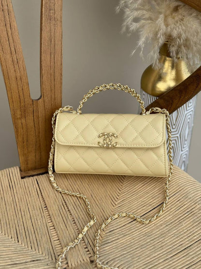 CHANEL

15cm
340 dhs✅

18cm
360 dhs✅
Top quality 

With box🎁

Zain167
♥️♥️♥️