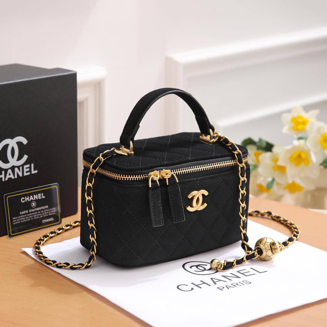 Chanel 

95 dhs💓

with box
🎁🎁🎁

size 18×9×11cm

Zain213
♥️♥️♥️