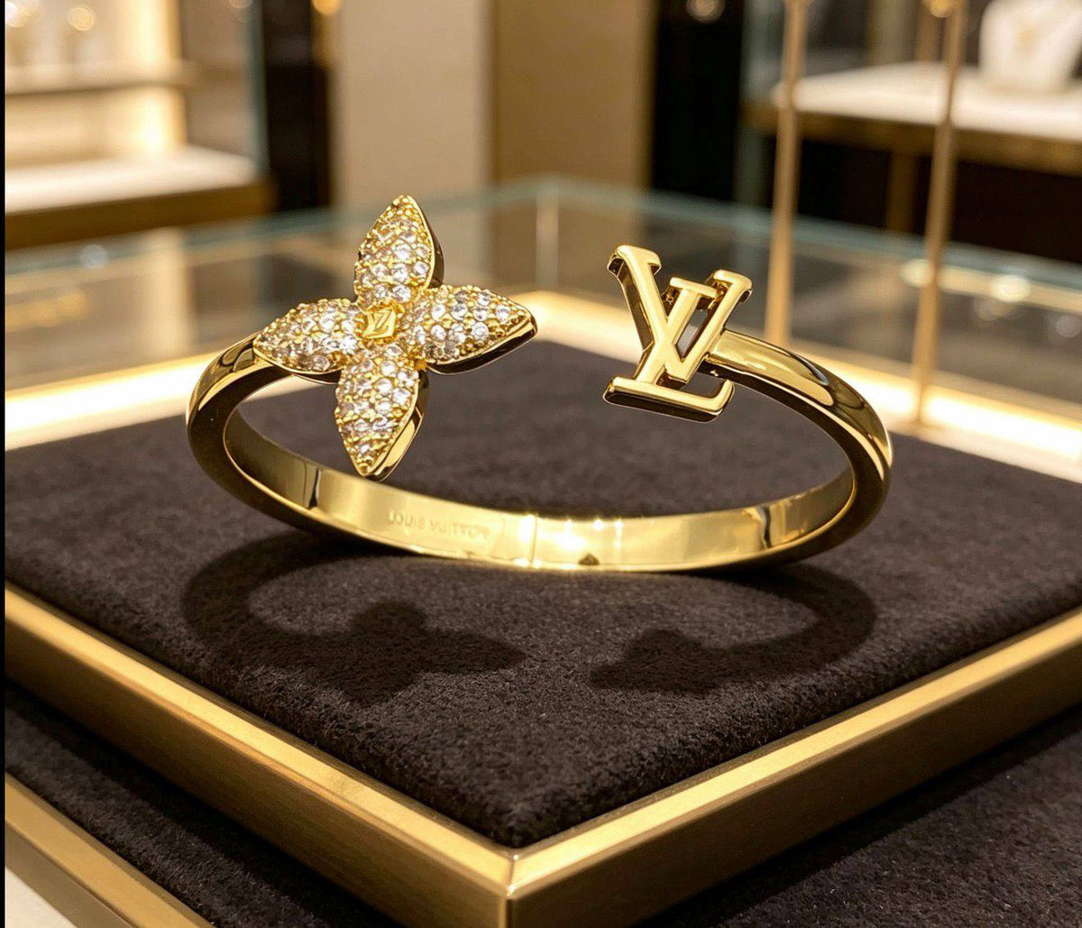 *LOUIS VUITTON 😍*
Bangle 😍
Master quality 💯
With normal boxes 🗃️ 
75 dhs🇦🇪🇦🇪
With master box 📦 
85 dhs🇦🇪🇦🇪

Zain216
♥️♥️♥️