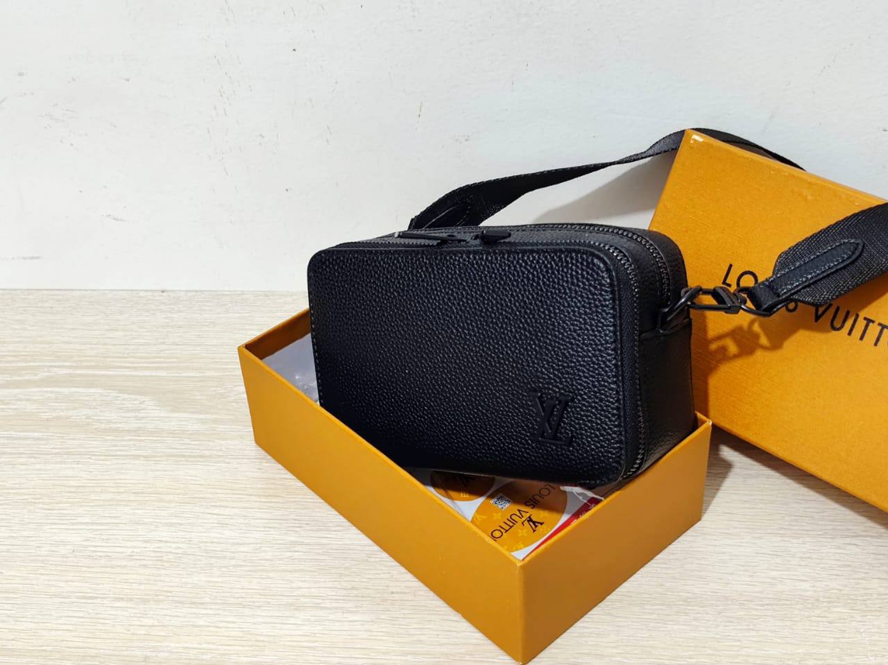 New❣️

85 dhs✅

with box🎁🎁🎁

size 20cm
Men's and women's crossbody bags

Zain26
♥️♥️♥️