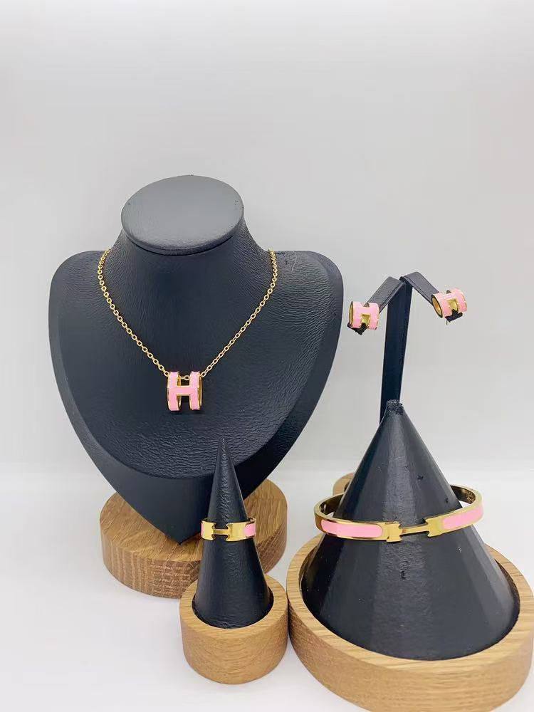Stainless steel SET 💯*
Necklace ❤️‍🩹
Earring 🍁
Breslat ❣️
Ring free size 
With normal boxes 📦 
And paper bag 🛍️
45 dhs🇦🇪

Zain216
♥️♥️♥️