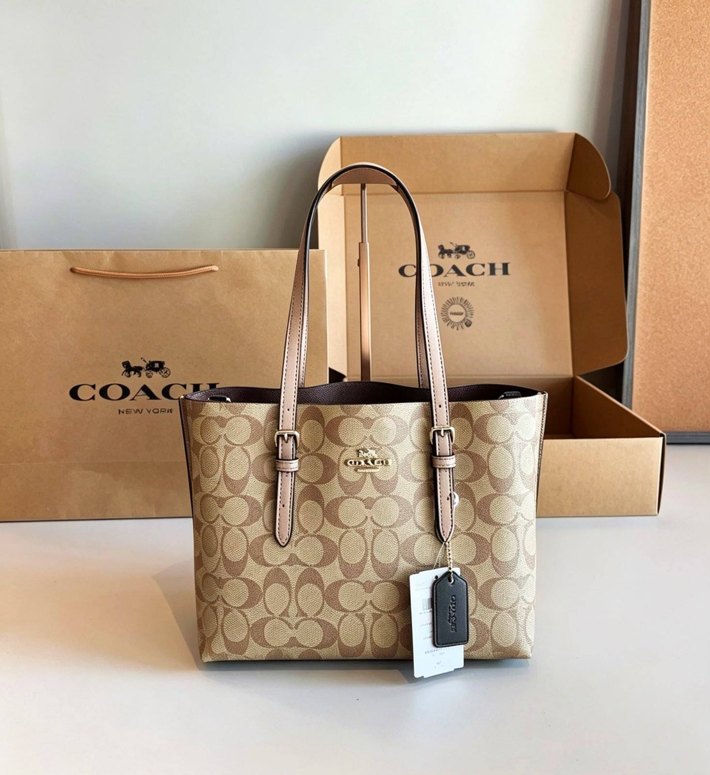 Coach 
 good quality 
with box 
120 dhs✅

Zain39
♥️♥️♥️