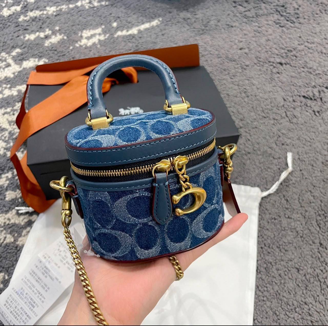 Coach
100 dhs✅
Size：Mini
Good-quality with box

Zain35
♥️♥️♥️