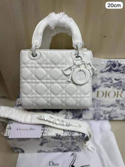 💎 Lady  Dior 
1️⃣ First Quality +🎁
Size: 20 * 17 cm
110 dhs✅
with Box🎁

Zain115
♥️♥️♥️