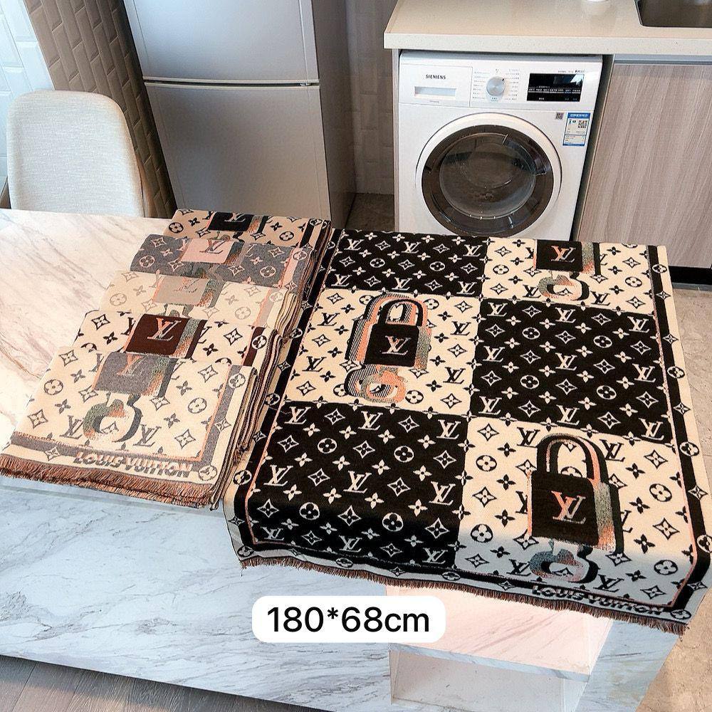 Brand Shawl / Scarf 
Good quality
Size:  180 * 68 cm
45 dhs🪙💕

Zain115
♥️♥️♥️