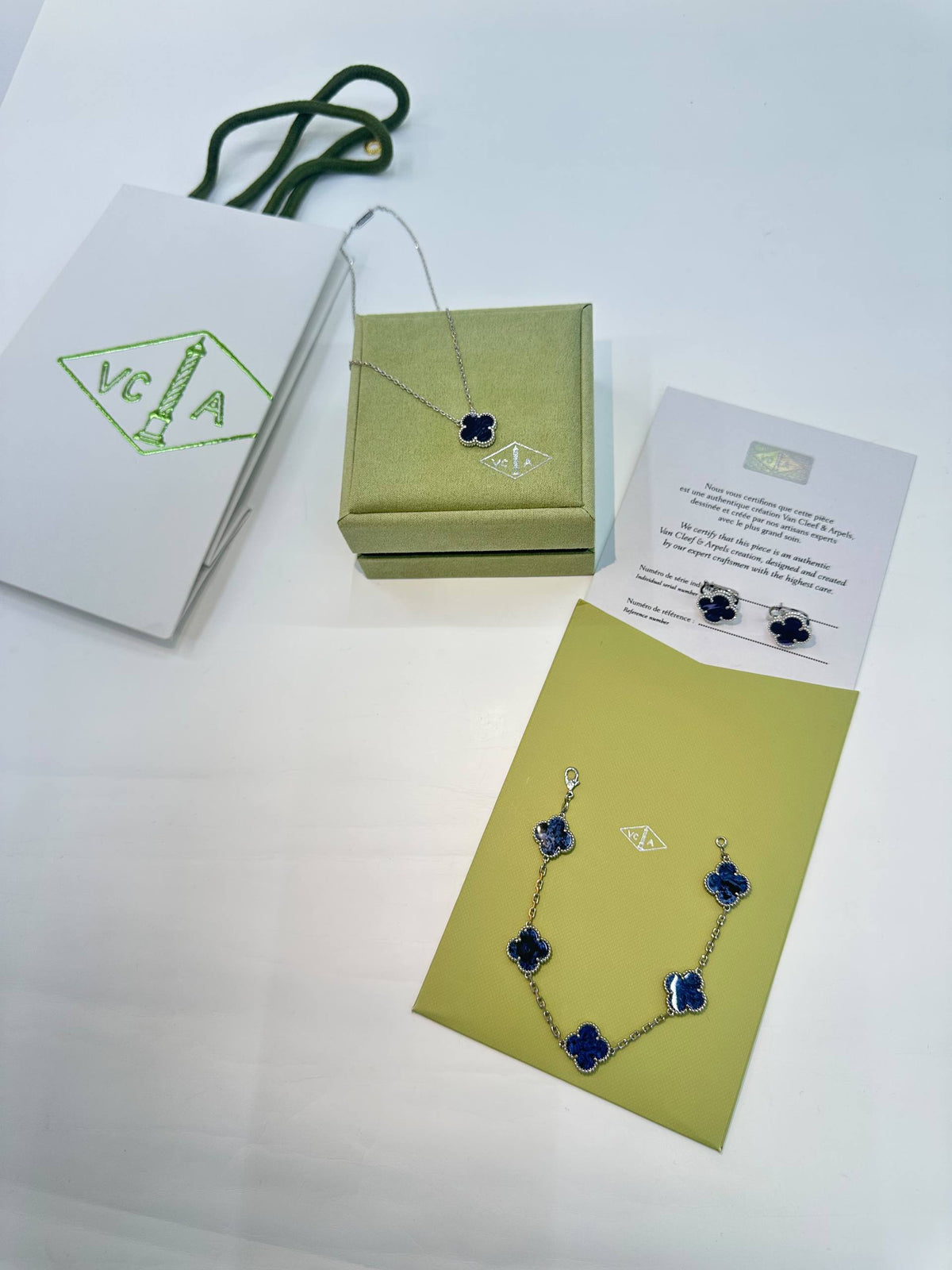 Van Cleef & Arpels🔥 Medium size🦋

 Necklace 💥
 Earring 🍁
 Bracelet 🔥

 Master quality 💯 
With normal boxes 🗃️ 
200 dhs🇦🇪🇦🇪

 With master box 🗃️
220 dhs🇦🇪🇦🇪

Zain216
♥️♥️♥️