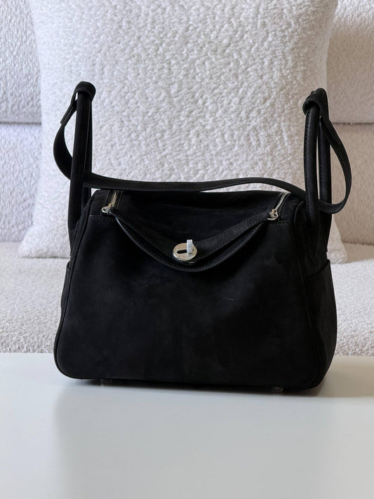 Hermes
lindy 26cm💥Master quality ✅with box📦
610 dhs❣️

Zain52
♥️♥️♥️