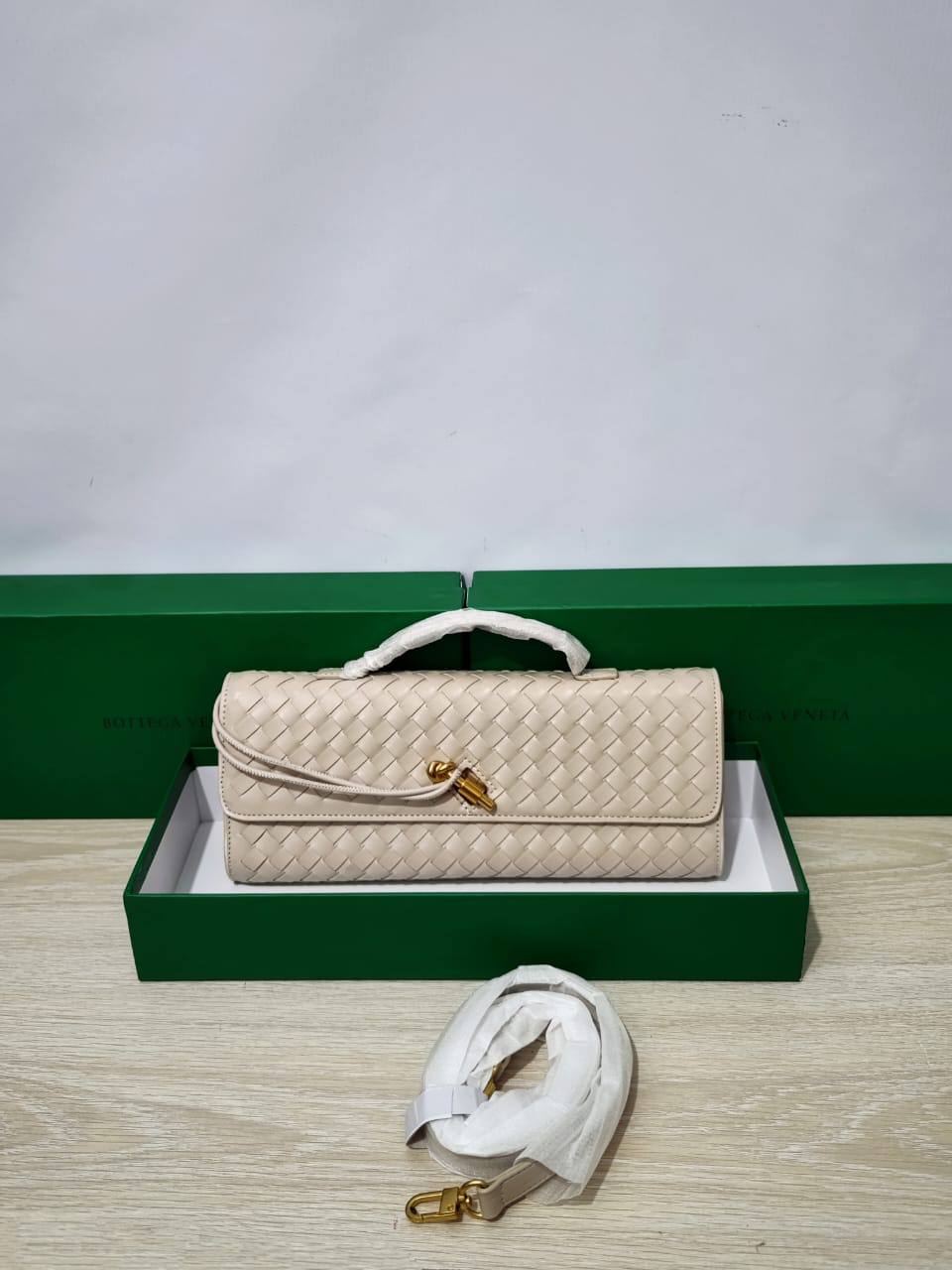 Bottega
100 dhs🇦🇪🇦🇪
with box

Zain26
♥️♥️♥️