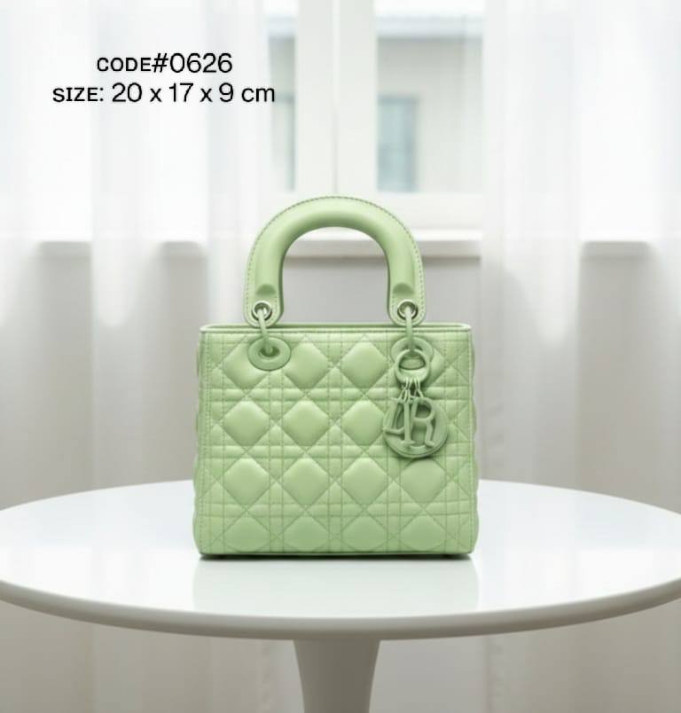CHRISTIAN LADY DIOR
ᴍᴀᴛᴛᴇ ʟᴇᴀᴛʜᴇʀ ᴍᴀᴛᴇʀɪᴀʟ
ᴡɪᴛʜ ʟᴏɴɢ ʙᴇʟᴛ sᴛʀᴀᴘ
sɪᴢᴇ : 20 cm

70 dhs🪙🌨️

Zain31
♥️♥️♥️