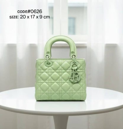CHRISTIAN LADY DIOR
ᴍᴀᴛᴛᴇ ʟᴇᴀᴛʜᴇʀ ᴍᴀᴛᴇʀɪᴀʟ
ᴡɪᴛʜ ʟᴏɴɢ ʙᴇʟᴛ sᴛʀᴀᴘ
sɪᴢᴇ : 20 cm

70 dhs🪙🌨️

Zain31
♥️♥️♥️