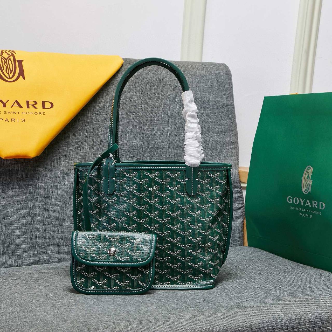 GOYARD 
HIGH QUALITY 
SMALL SIZE (Use on both sides)WITH BOX 
95 dhs💓

Zain295
♥️♥️♥️