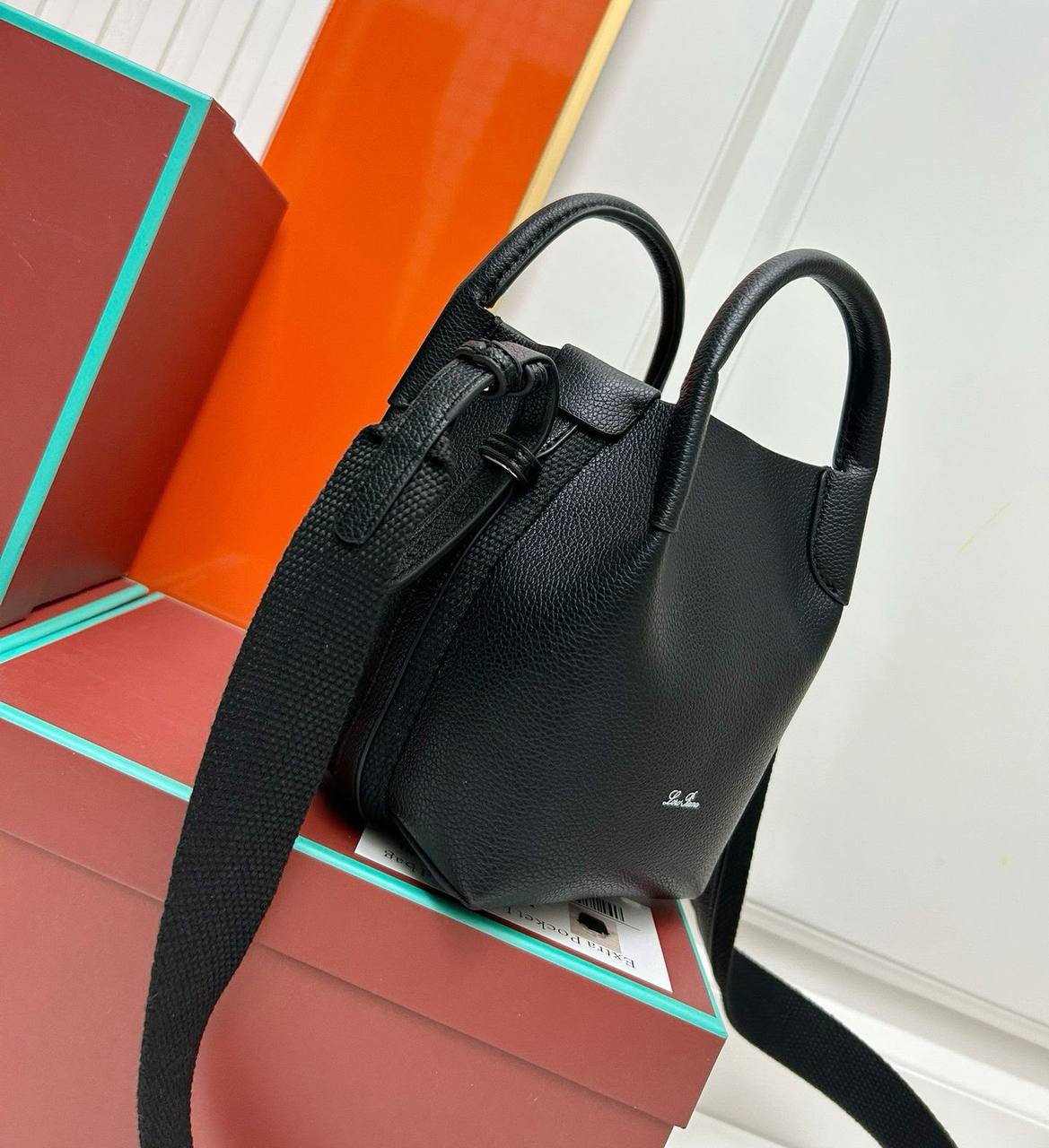 LORA PIANA

 GOOD QUALITY  

WITH BOX 
🎁🎁🎁

120 dhs✅

Zain295
♥️♥️♥️