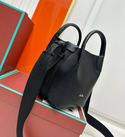 LORA PIANA

 GOOD QUALITY  

WITH BOX 
🎁🎁🎁

120 dhs✅

Zain295
♥️♥️♥️