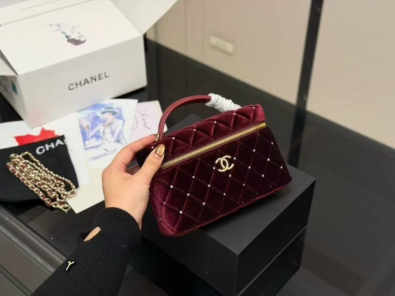 Chanel 
Size 20x11.5cm
220 dhs🪙🌨️

With box
🎁🎁🎁

Zain189
♥️♥️♥️