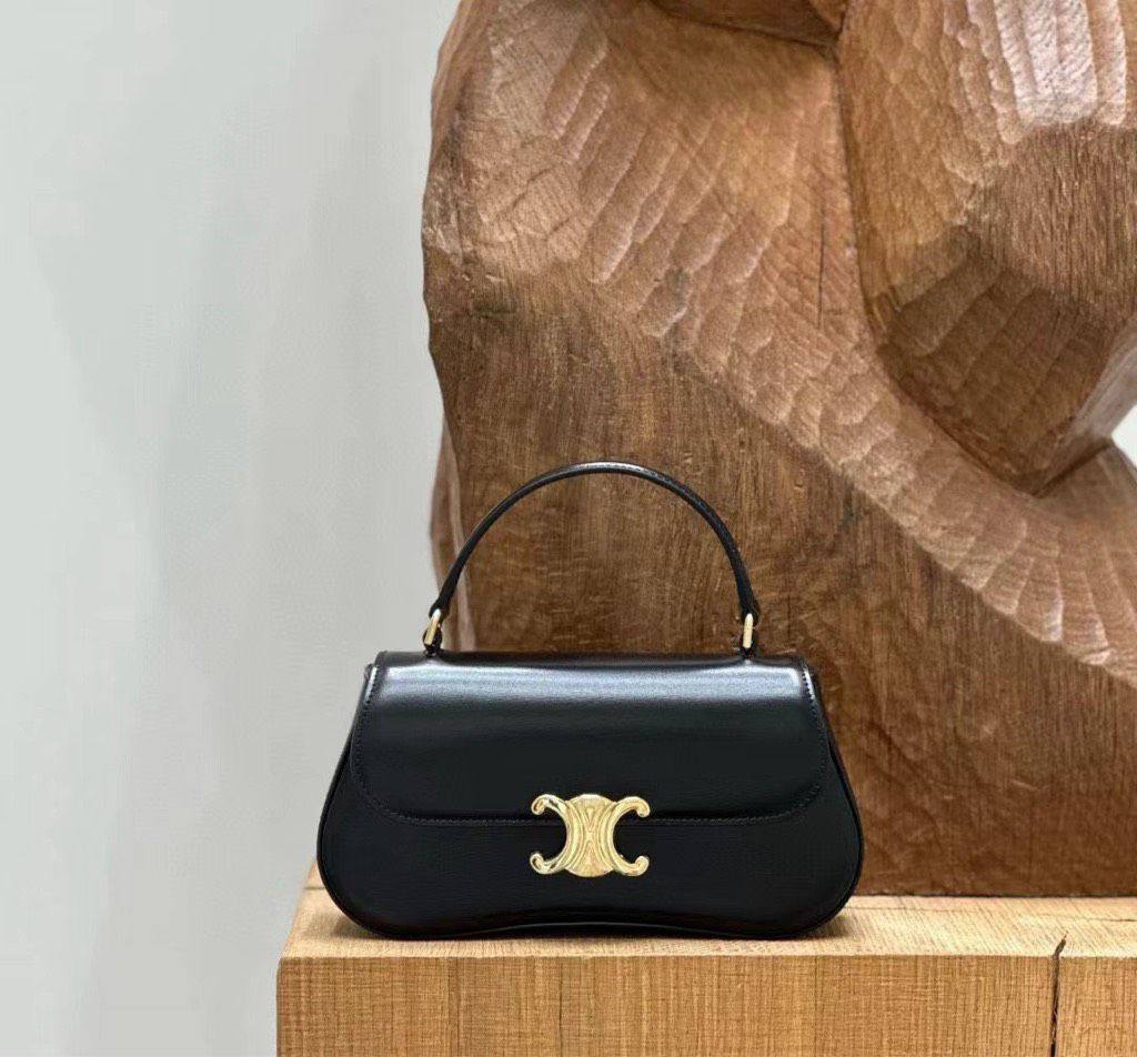 Celine 
    Good Quality 
230 dhs❣️

Zain131
♥️♥️♥️