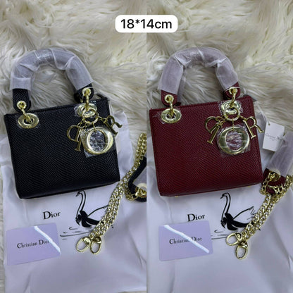 Lady Dior 

First quality +🎁

Size : 18 * 14 * 7 cm

95 dhs🇦🇪🇦🇪

with box 🎁

Zain115
♥️♥️♥️