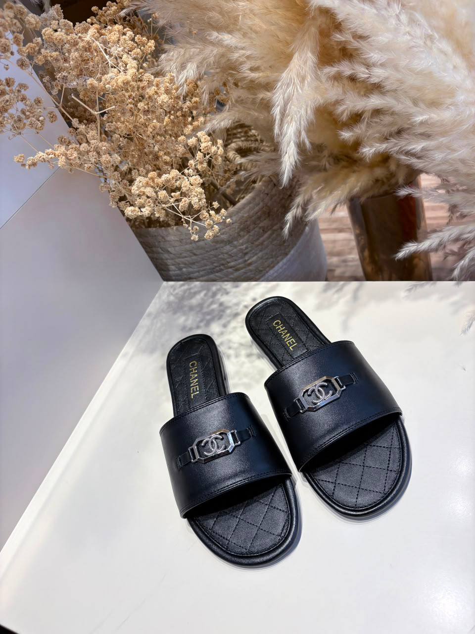 Chanel Slipper
75 dhs💓

Zain236
♥️♥️♥️