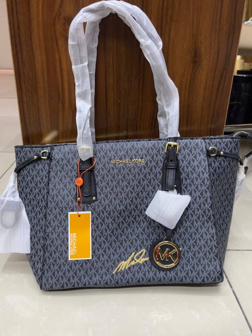MK
90 dhs✅
size 32×14×27cm

Zain213
♥️♥️♥️