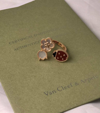 VCA Set⁠💚
Lucky Spring long necklace 15 motifs & 1  Motif earrings with Bracelet & Ring
↗️ *# Super Master Quality ®️*

*445 dhs✅* with *Normal* Box & Bag

Zain106
♥️♥️♥️